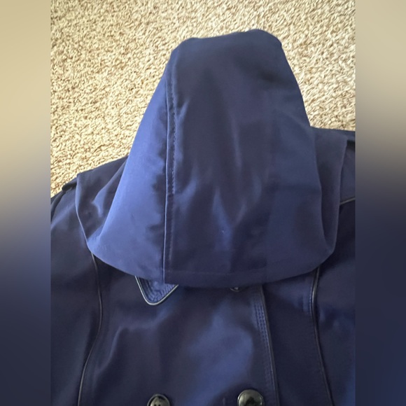 Chic and Stylish Fully lined button up belted raincoat - Picture 6 of 9